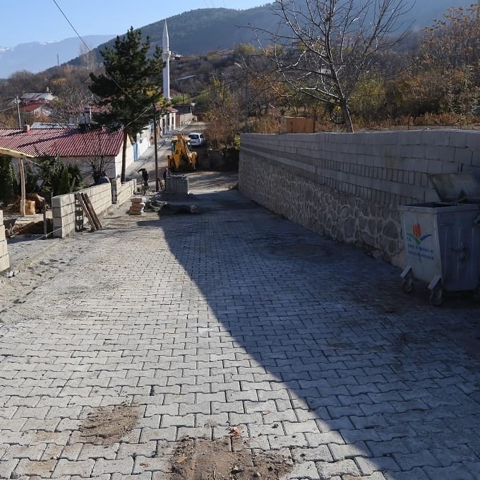 Erzincan’da yol yapım, kaldırım yenileme ve parke çalışmaları devam ediyor #erzincan