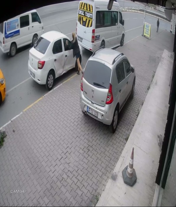 Eşiyle tartıştı, öfkesini arabasından çıkardı: O anlar güvenlik kamerasında #istanbul