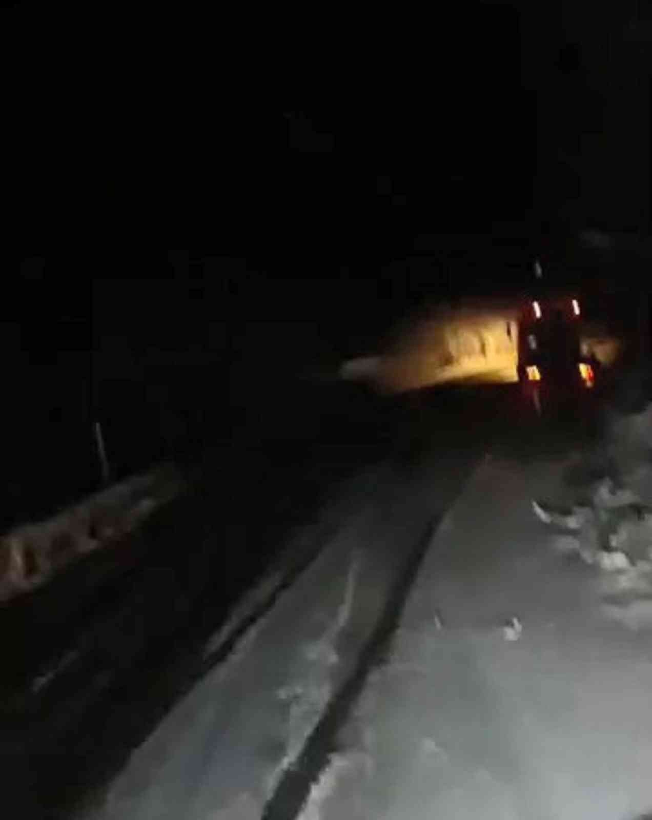 Kastamonu’da kar yağışı yolu kapattı, araçlar mahsur kaldı #kastamonu