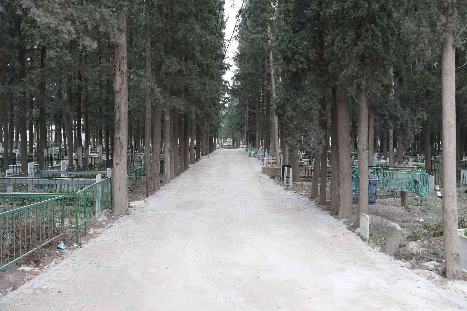 Muradiye mezarlığına parke taşı döşendi #manisa