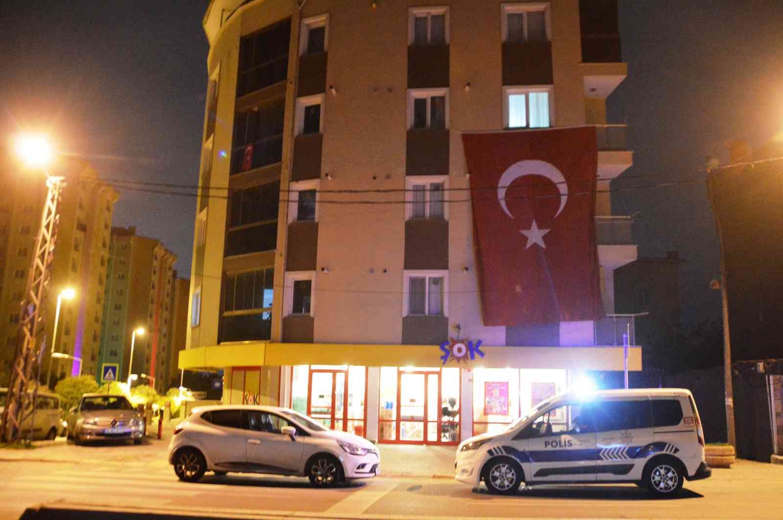Şırnak’ta şehit olan askerin İstanbul’daki evine Türk bayrağı asıldı #istanbul