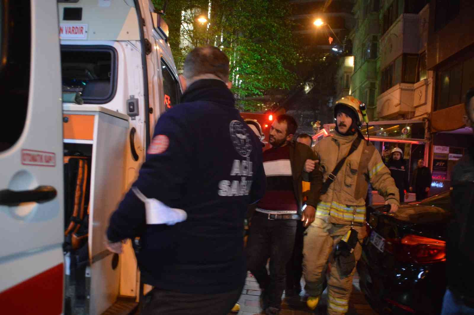 Taksim’deki metruk binada çıkan yangında 1 kişi dumandan etkilendi #istanbul