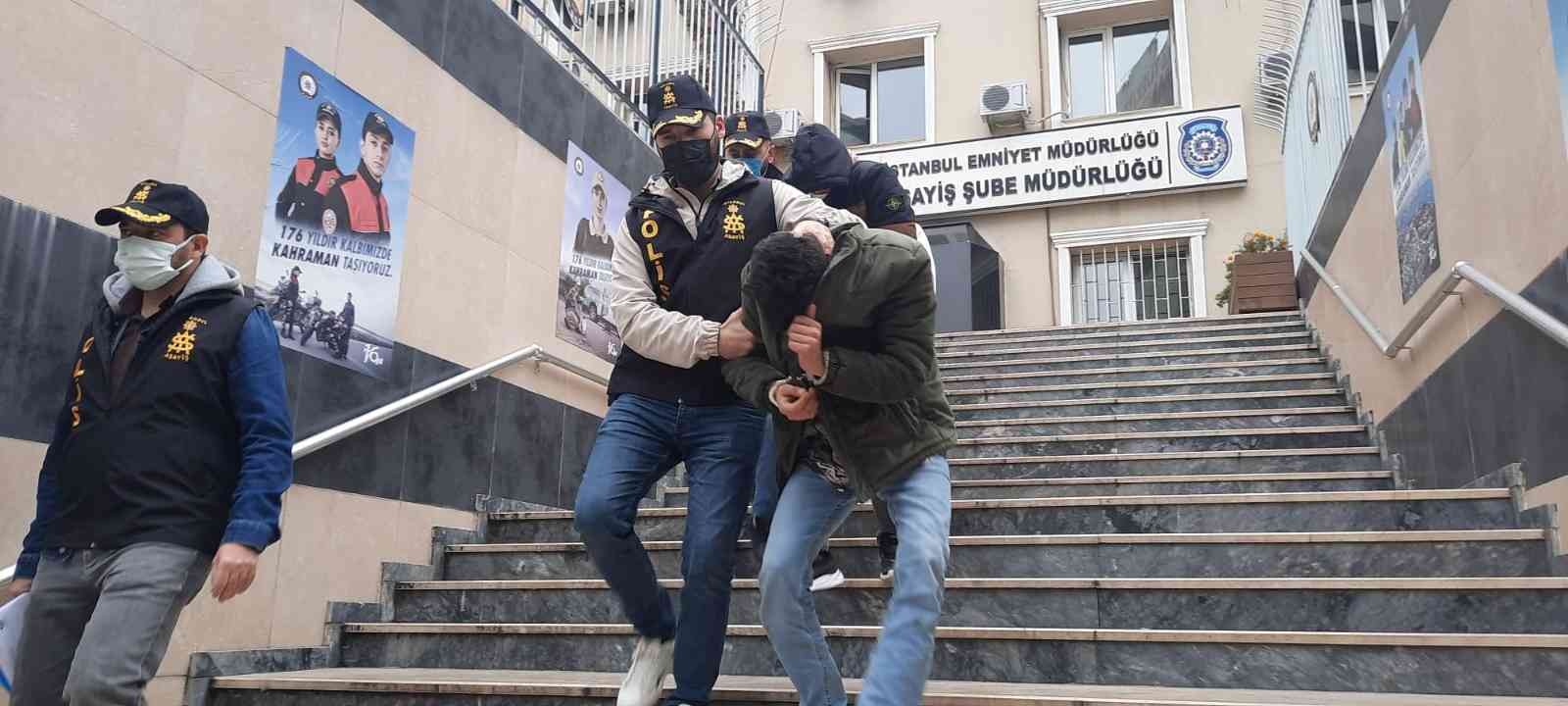 Kapıyı taş ve tekmeyle kırarak içeri giren hırsızlar kamerada #istanbul