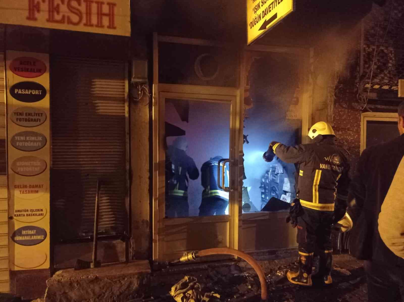 Özalp ilçesinde iş yeri yangını #van