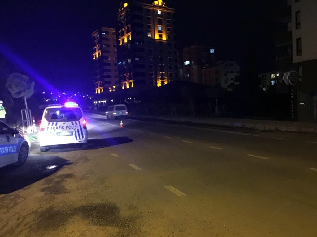 Trabzon’da uygulama noktasında durmayan otomobil sürücüsü trafik polisine çarptı #trabzon