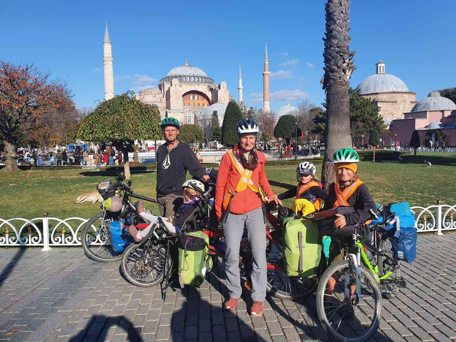 Bisikletleriyle Avrupa ve Asya turuna çıkan Fransız aile Konya’da #konya