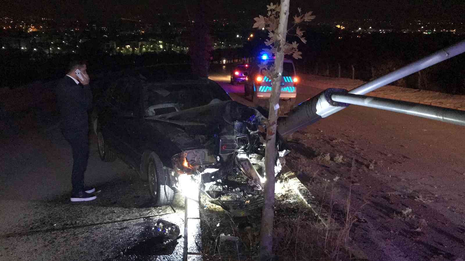 Otomobil aydınlatma direğini ve ağacı devirdi: 1 yaralı #elazig