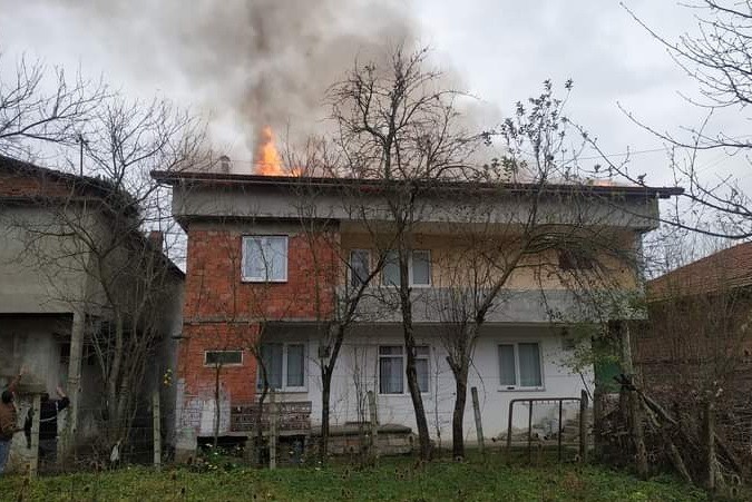 Zonguldak’ta iki katlı köy evinin çatısında yangın #zonguldak