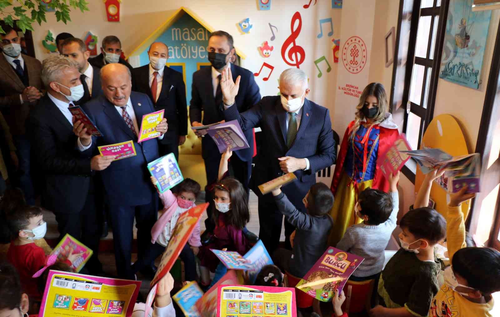 Kütüphane açılışı yapan Yıldırım, çocuklara hikâye okuyup, kitap hediye etti #erzincan