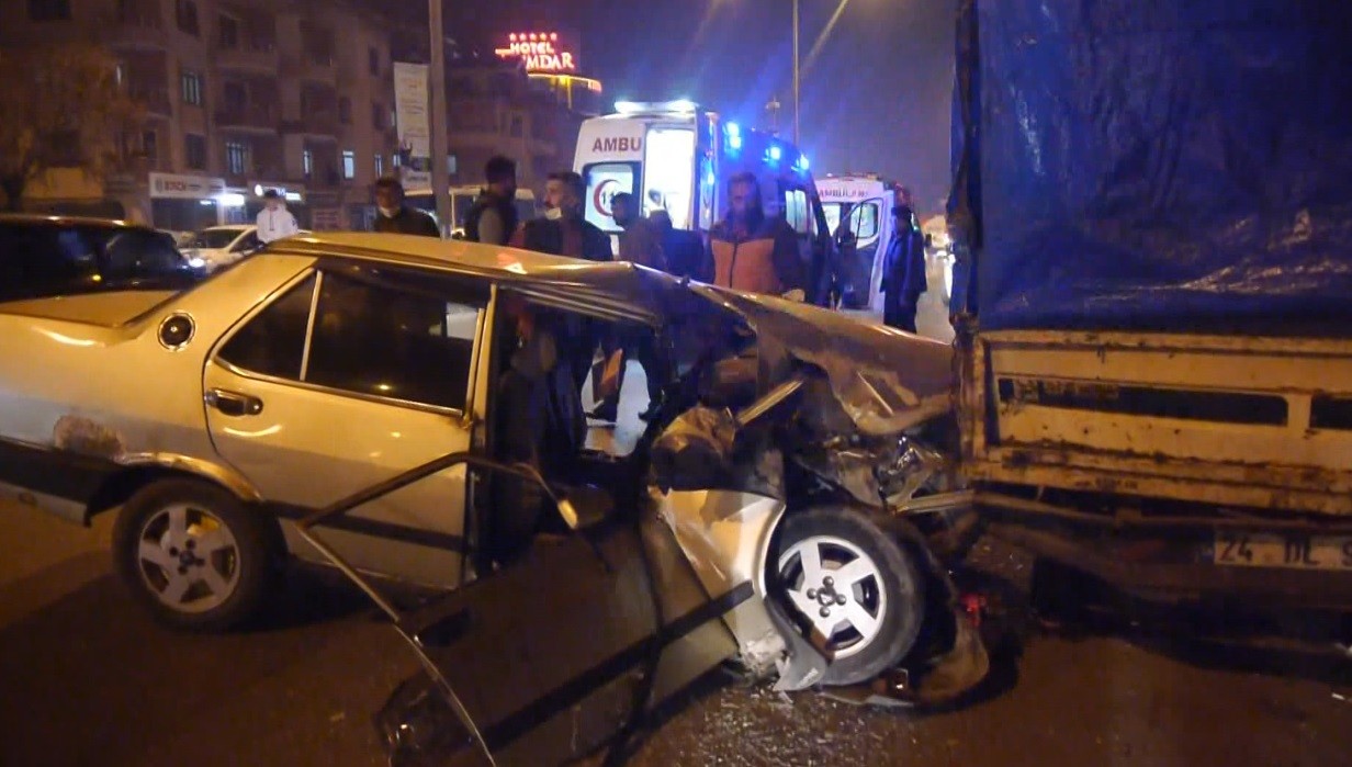 Erzincan’da zincirleme kaza: 1’i ağır 2 yaralı #erzincan