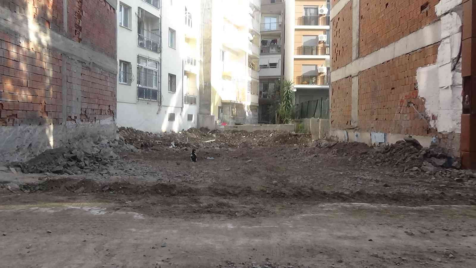 5 binayı boşalttıran kazı: Çatıya çıktıklarında fayansların ayrıldığını gördüler #izmir