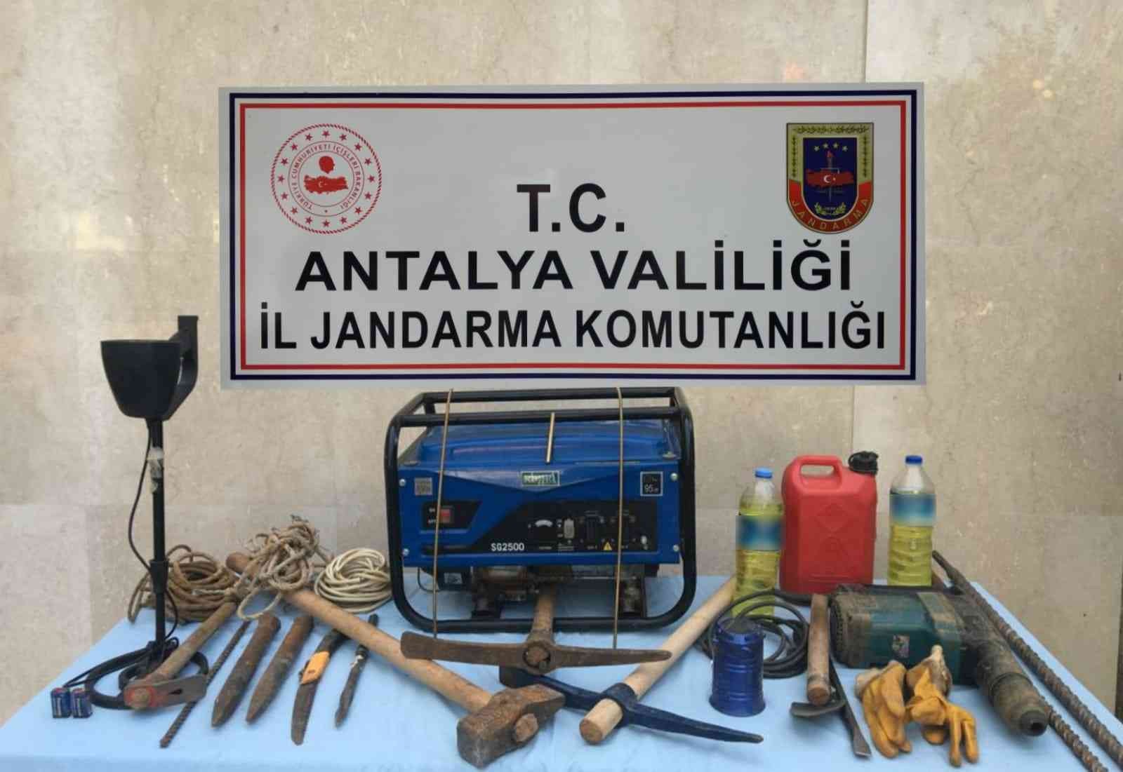 Antalya’da kaçak kazıya 3 gözaltı #antalya