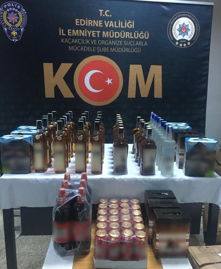 Edirne’de durdurulan otomobilde 82 şişe kaçak içki ele geçirildi #edirne
