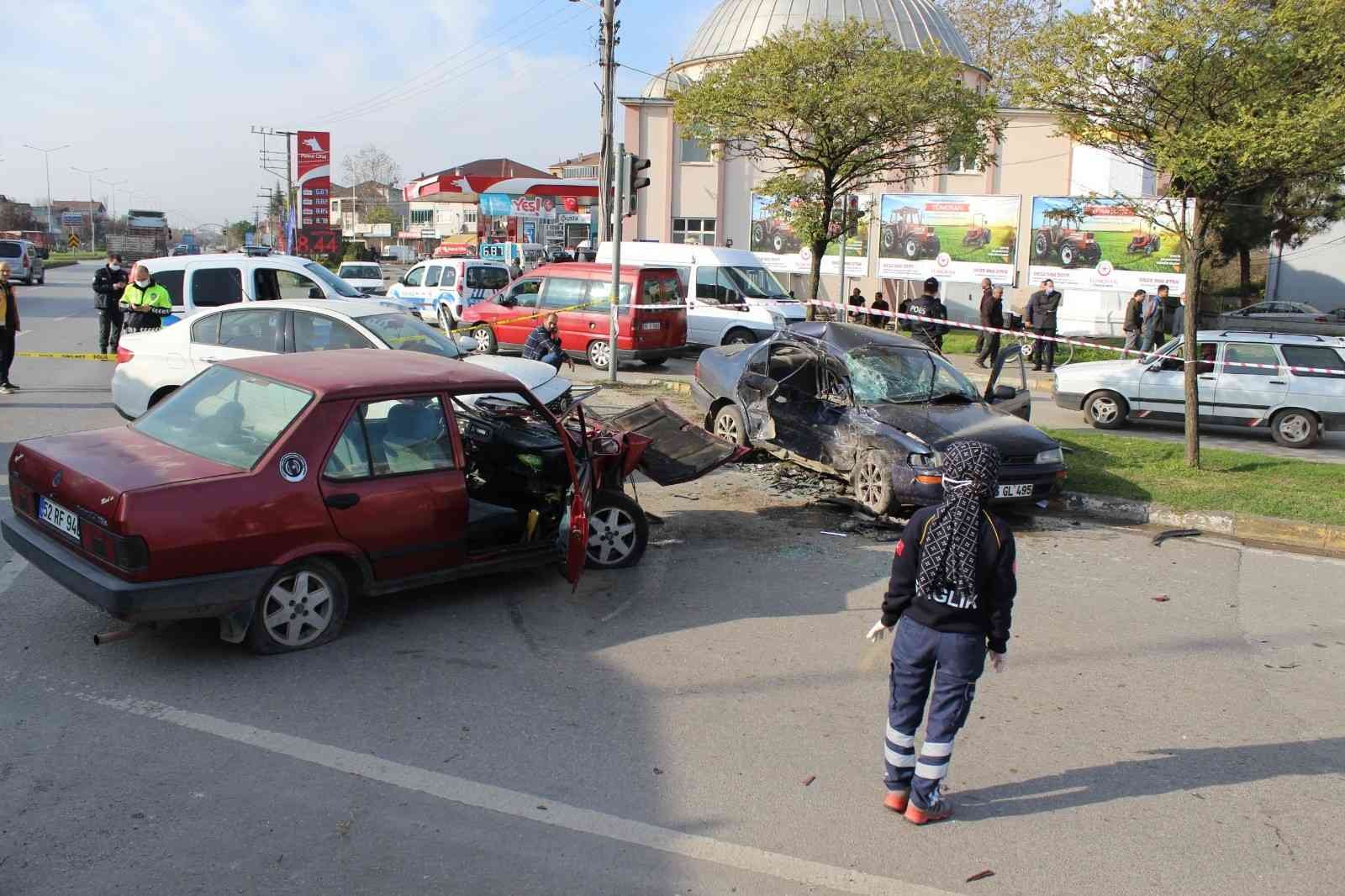 Samsun’da 3 otomobil birbirine girdi: 1 ölü, 3 yaralı #samsun