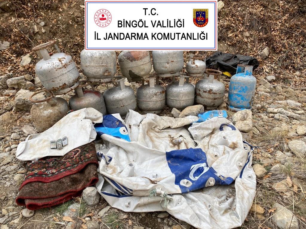 Bingöl’de teröristlere ait 11 odalı sığınak ve yaşam malzemeleri imha edildi