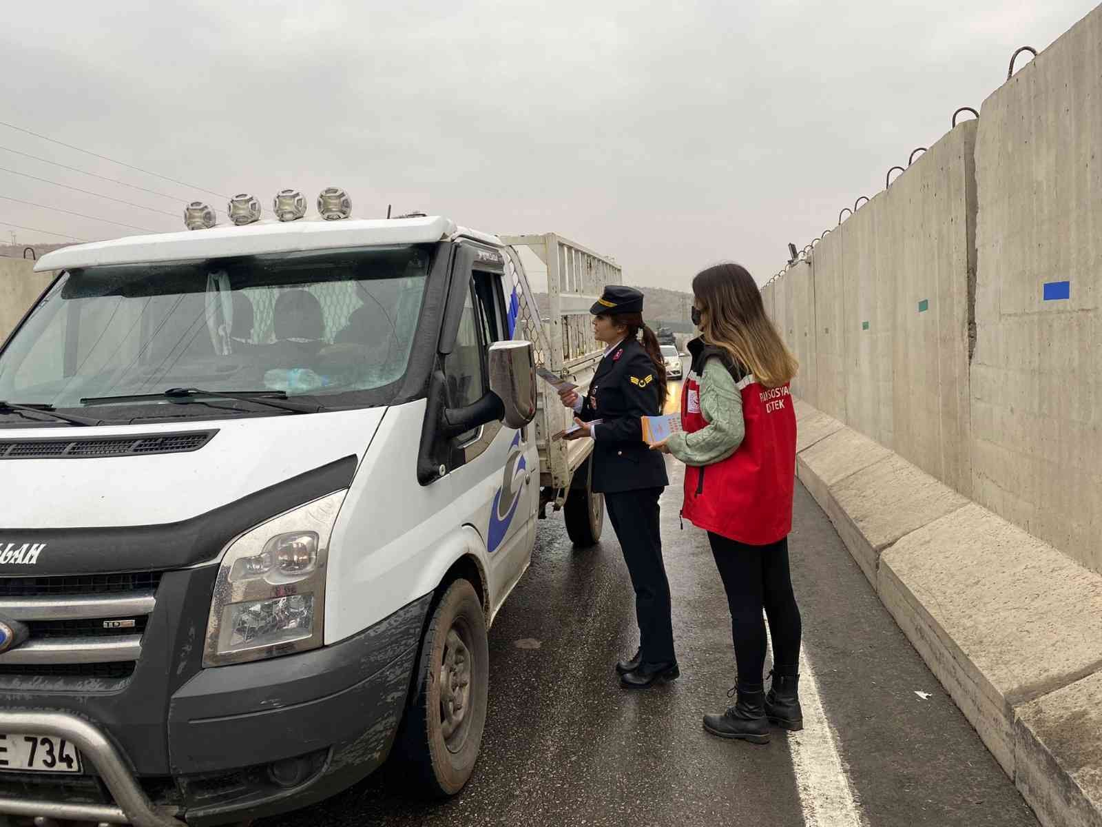 Bingöl’de kadına yönelik şiddete dikkat çekmek amacıyla broşür dağıtıldı