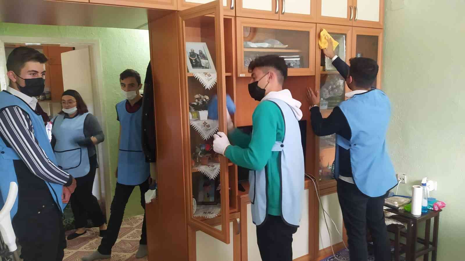 Engelli kadının evini lise öğrencileri temizledi #kutahya