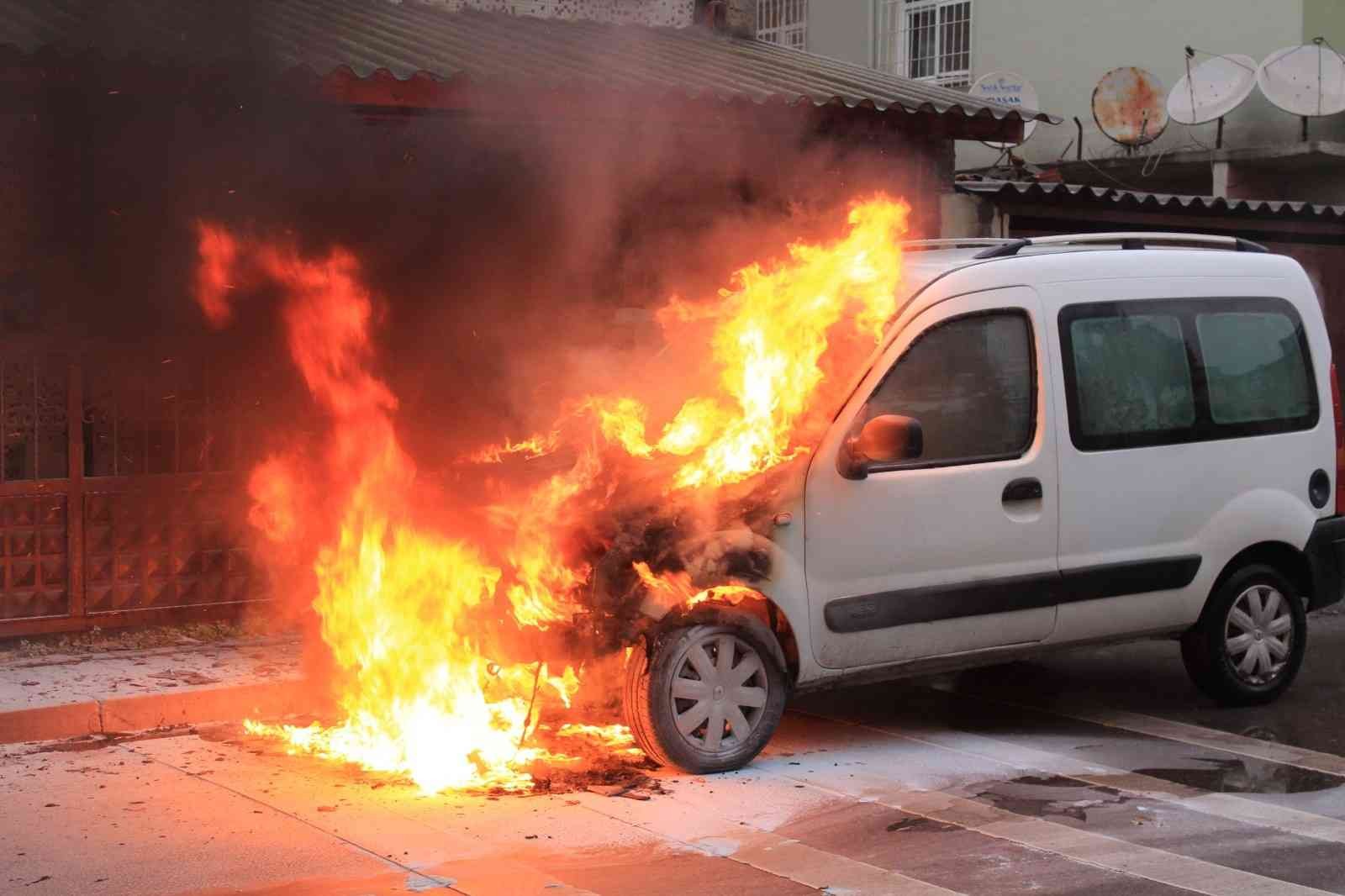 Kartal’da seyir halinde olan otomobil alev alev yandı #istanbul