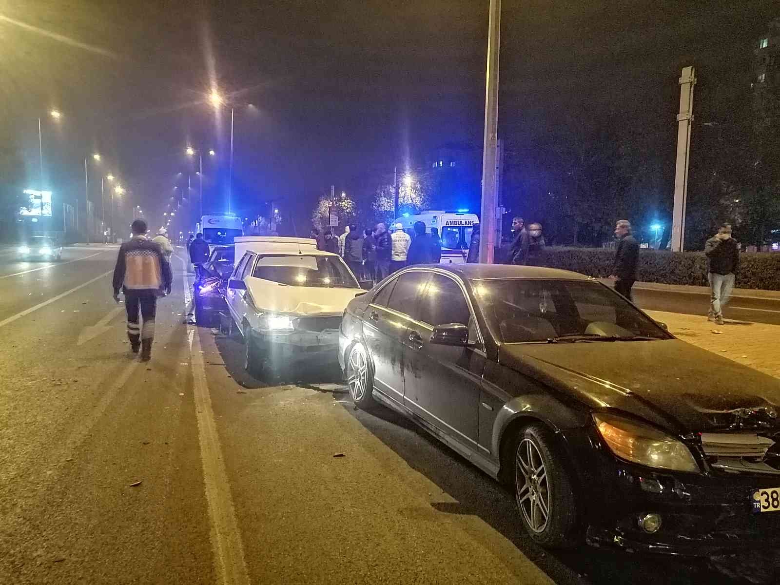 Kayseri’de 5 araçlı zincirleme trafik kazası: 3 yaralı #kayseri