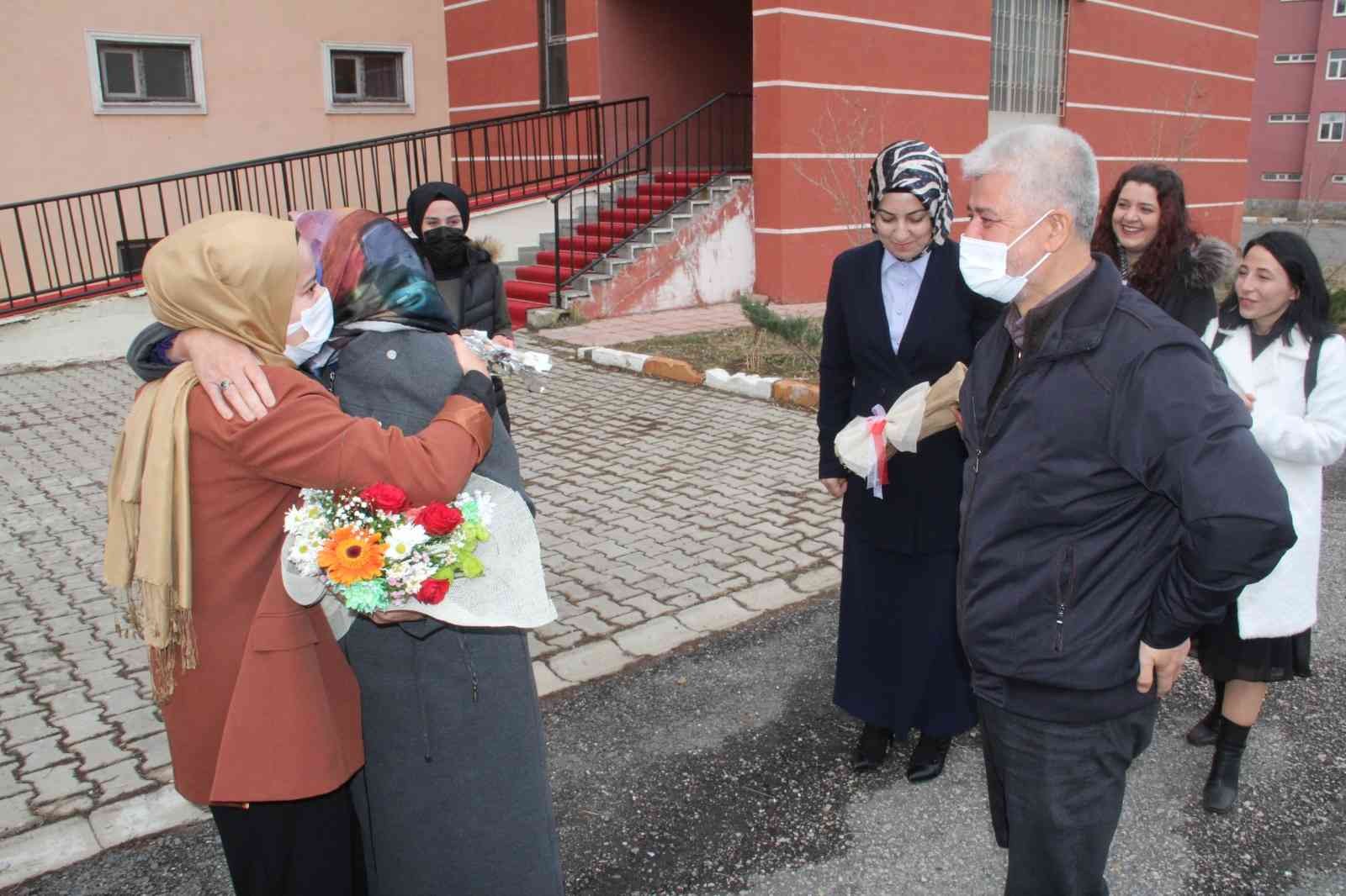 Şefika Öğretmen, sürpriz karşısında gözyaşlarını tutamadı #agri