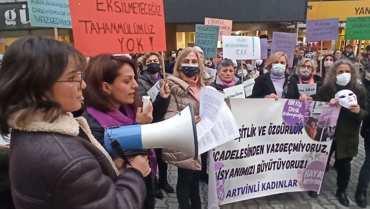 Artvin’de kadınlar şiddete karşı lokma dökülüp yürüyüş yaptı #artvin