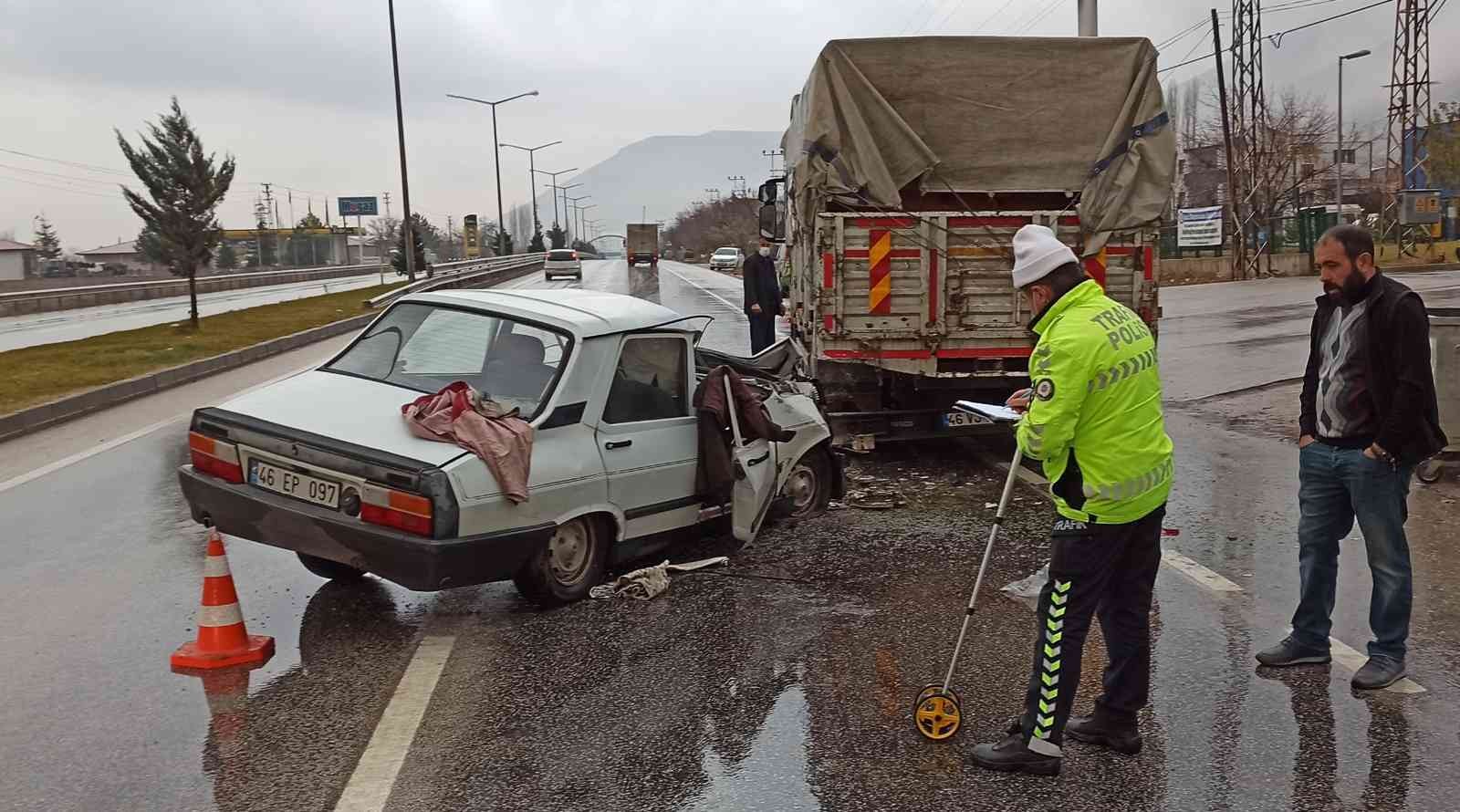 Otomobilin kamyona çarpma anı kameraya yansıdı #kahramanmaras