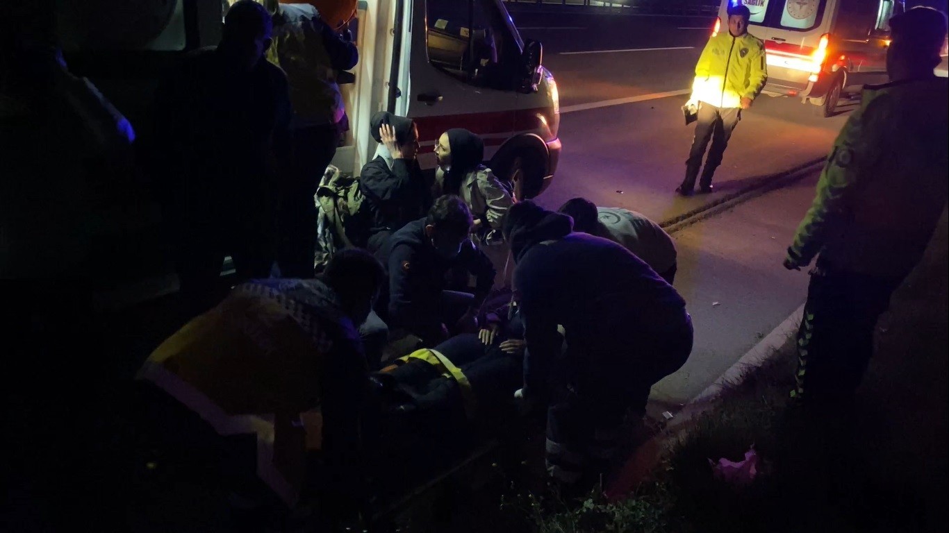 TEM’de işçileri taşıyan minibüs ile yolcu otobüsü çarpıştı: 5 yaralı