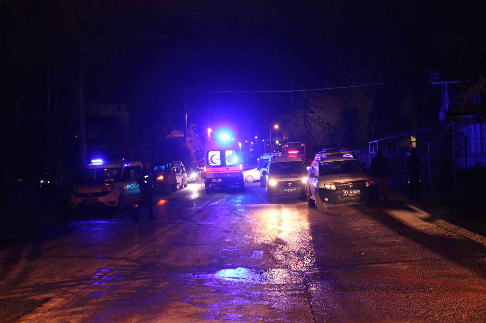 Kartepe’de 3 aracın karıştığı kazada 8 kişi yaralandı #kocaeli