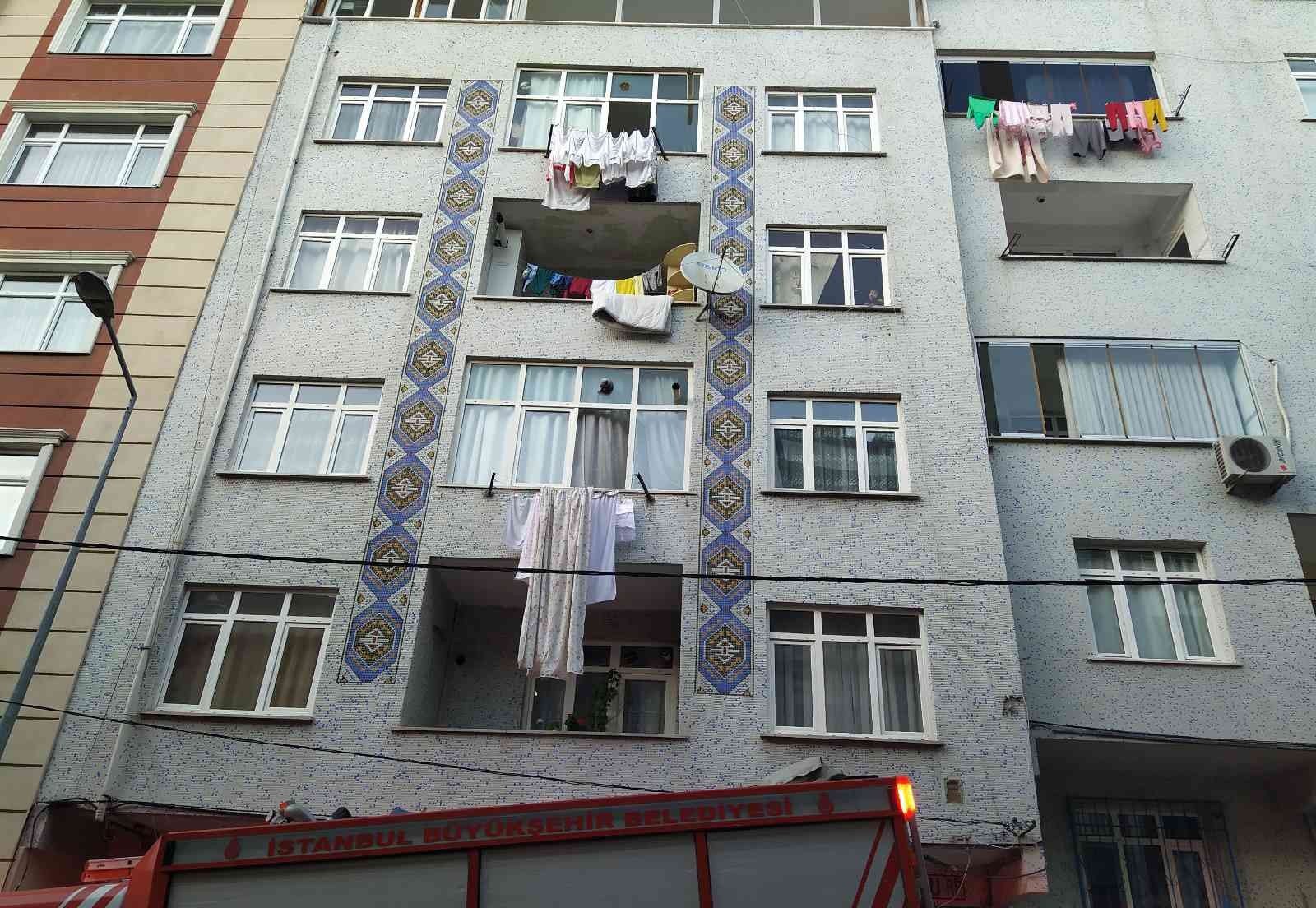 Anne kart almaya gitti, çocuklar evde mahsur kaldı #istanbul