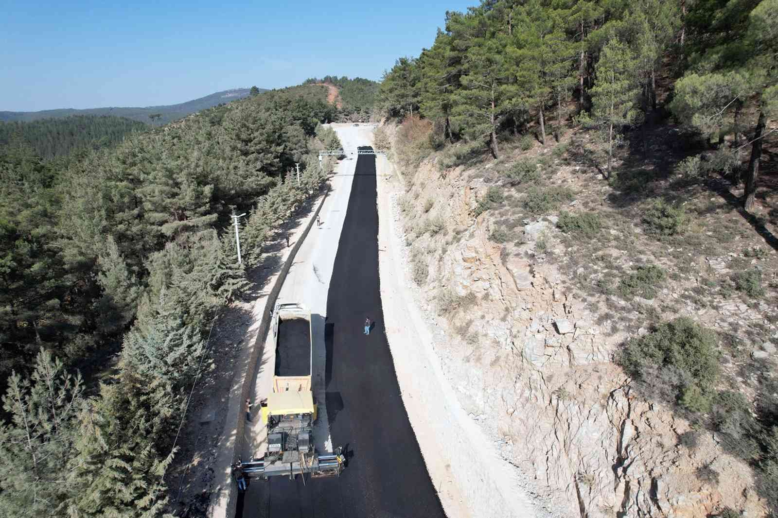 Büyükşehir, Kavaklıdere’nin girişinde ilk asfalt serimini yaptı #mugla