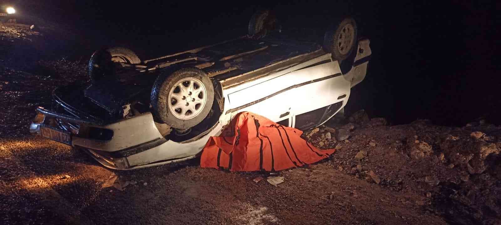 Otomobil şarampole yuvarlandı, güvenlik korucusu hayatını kaybetti