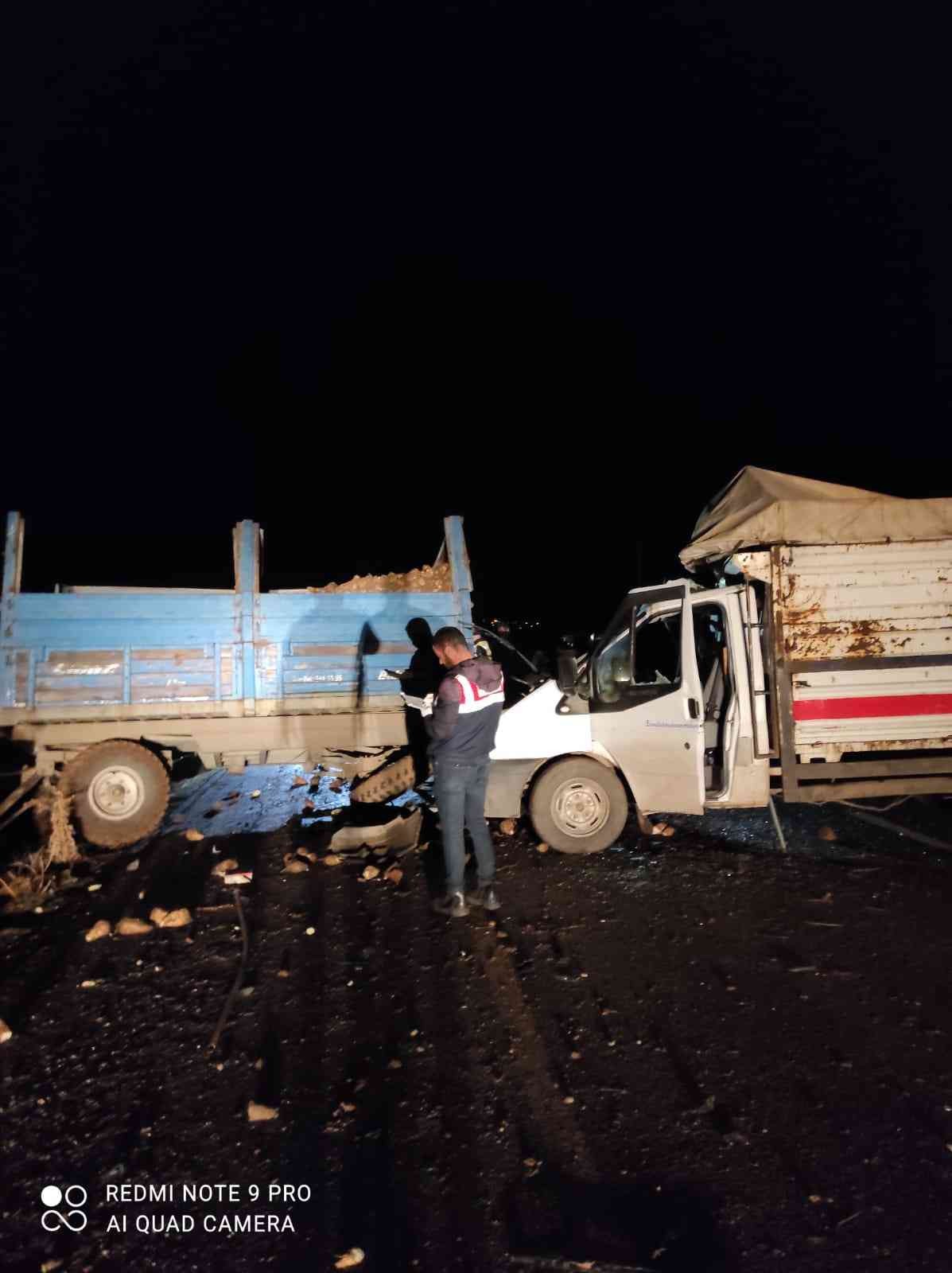 Ağrı’da kamyonet şeker pancarı yüklü traktöre çarptı: 5 yaralı #agri