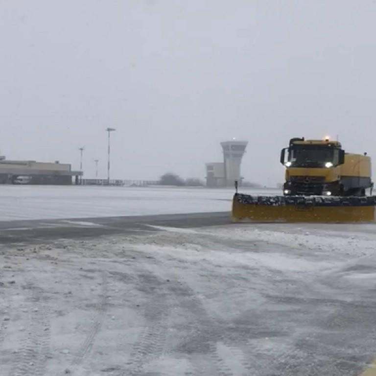 Iğdır’da etkili olan kar yağışı ve sisten dolayı uçak seferleri iptal edildi
