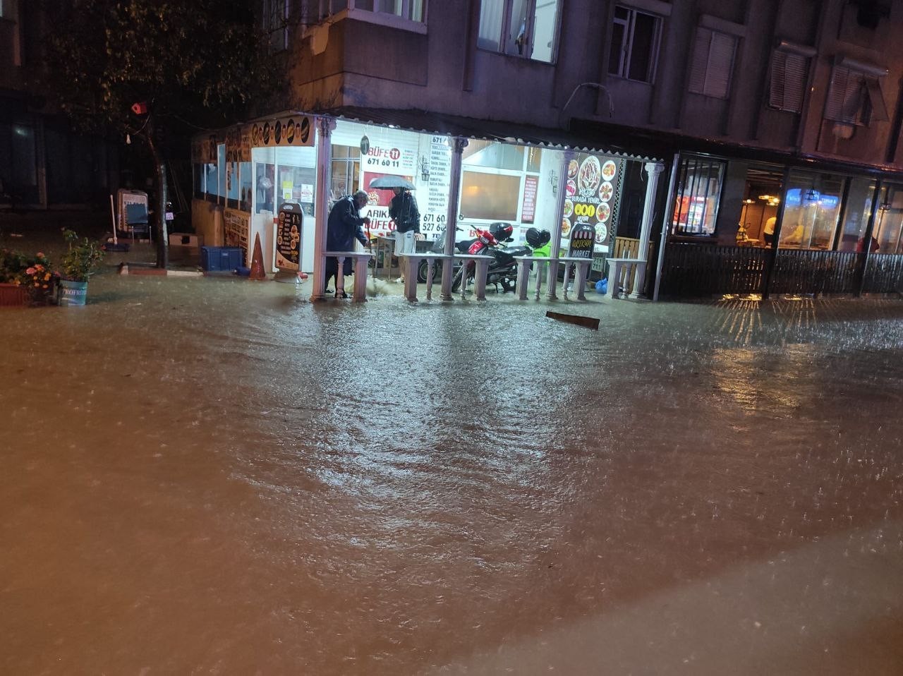İzmir’i yağmur ve fırtına vurdu #izmir