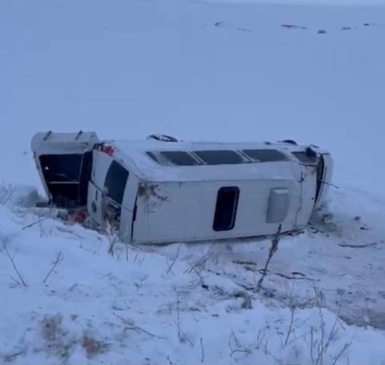 Cenazeden dönenleri taşıyan minibüs şarampole yuvarlandı: 2’si ağır 18 yaralı #kars