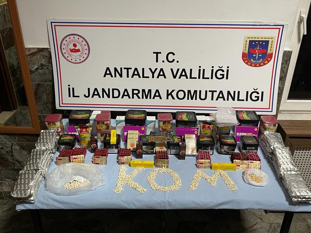 Antalya’da jandarmadan uyuşturucu ve kaçak tütün operasyonu #antalya