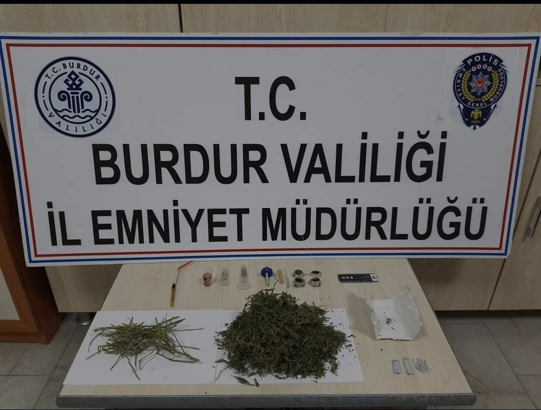 Uyuşturucu tacirinin üzerinden polis rozeti çıktı #burdur