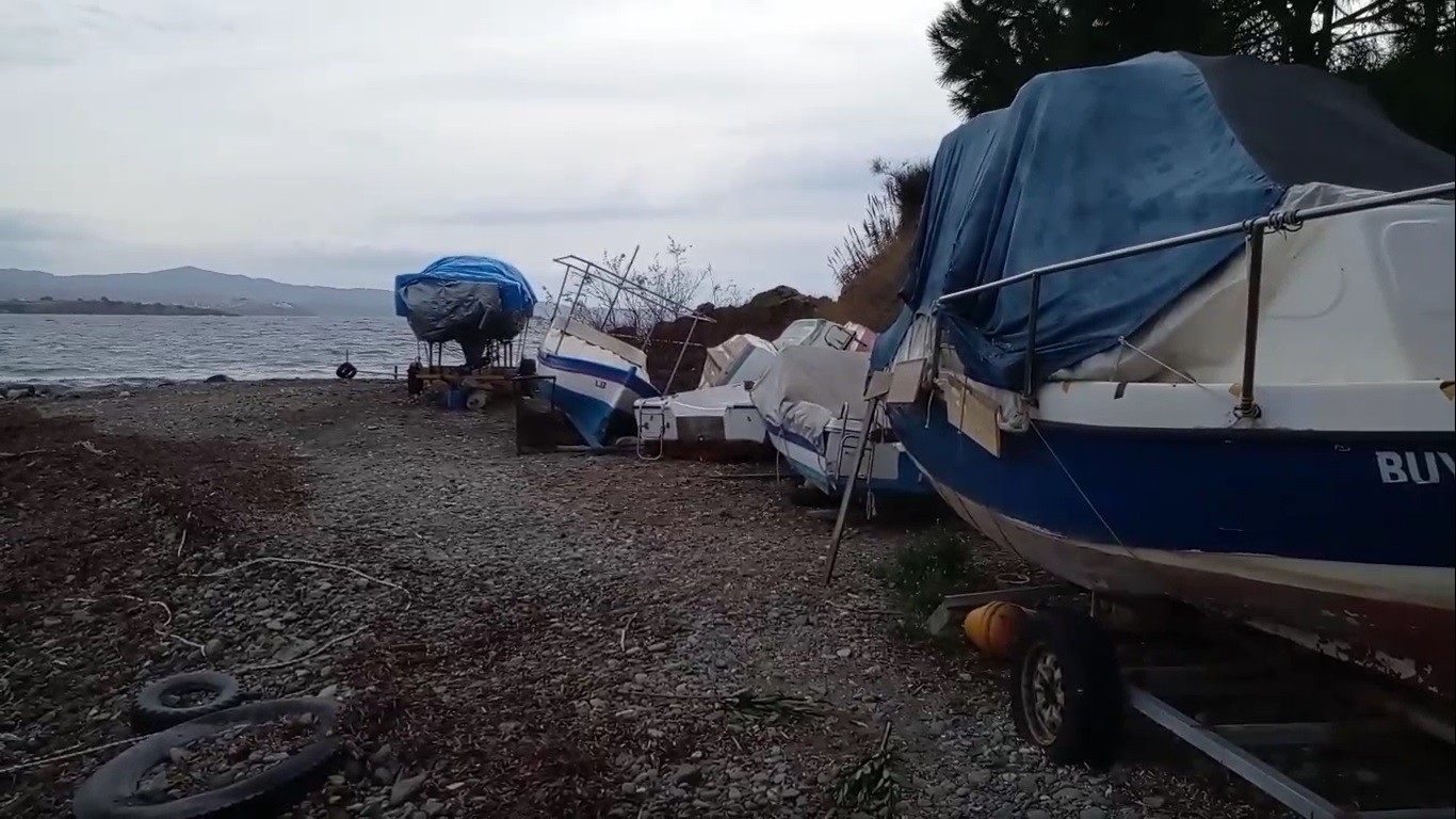 İzmir’de batan tekneler karaya çıkarıldı #izmir