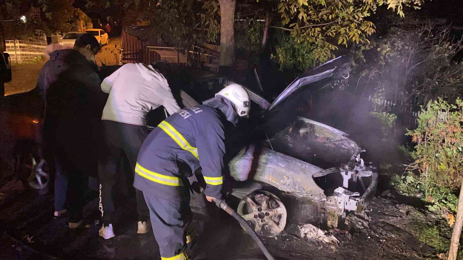 Park halinde yanan otomobil kullanılamaz hale geldi #kocaeli