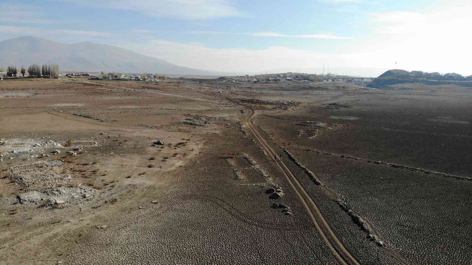 Alparslan-1 Barajı’nın suyu çekilince mezarlık ve yapılar ortaya çıktı #mus