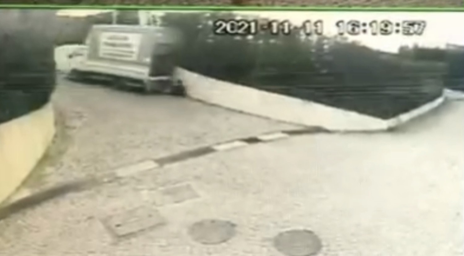 El frenini çekmeyi unutan sürücü kamyonetin altında kalmıştı: Feci olay kameraya yansıdı #istanbul