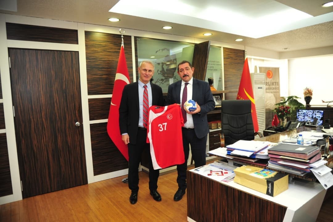 THF Başkanı Kılıç, Başkan Vidinlioğlu’na milli forma hediye etti #kastamonu
