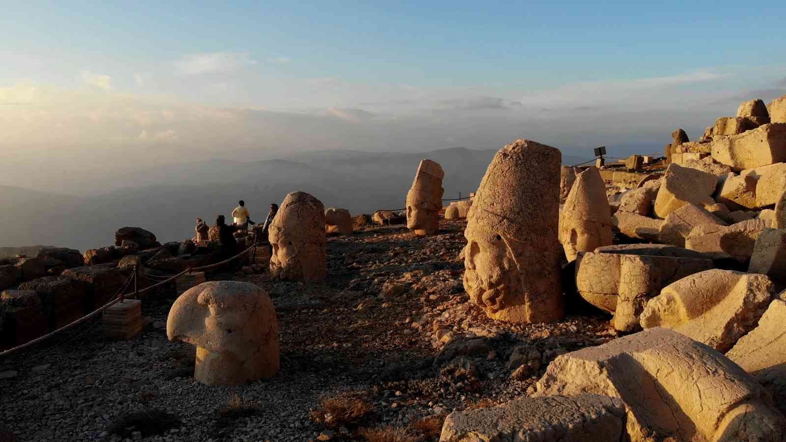 Nemrut Dağı sezonun son turistlerini ağırlıyor #adiyaman
