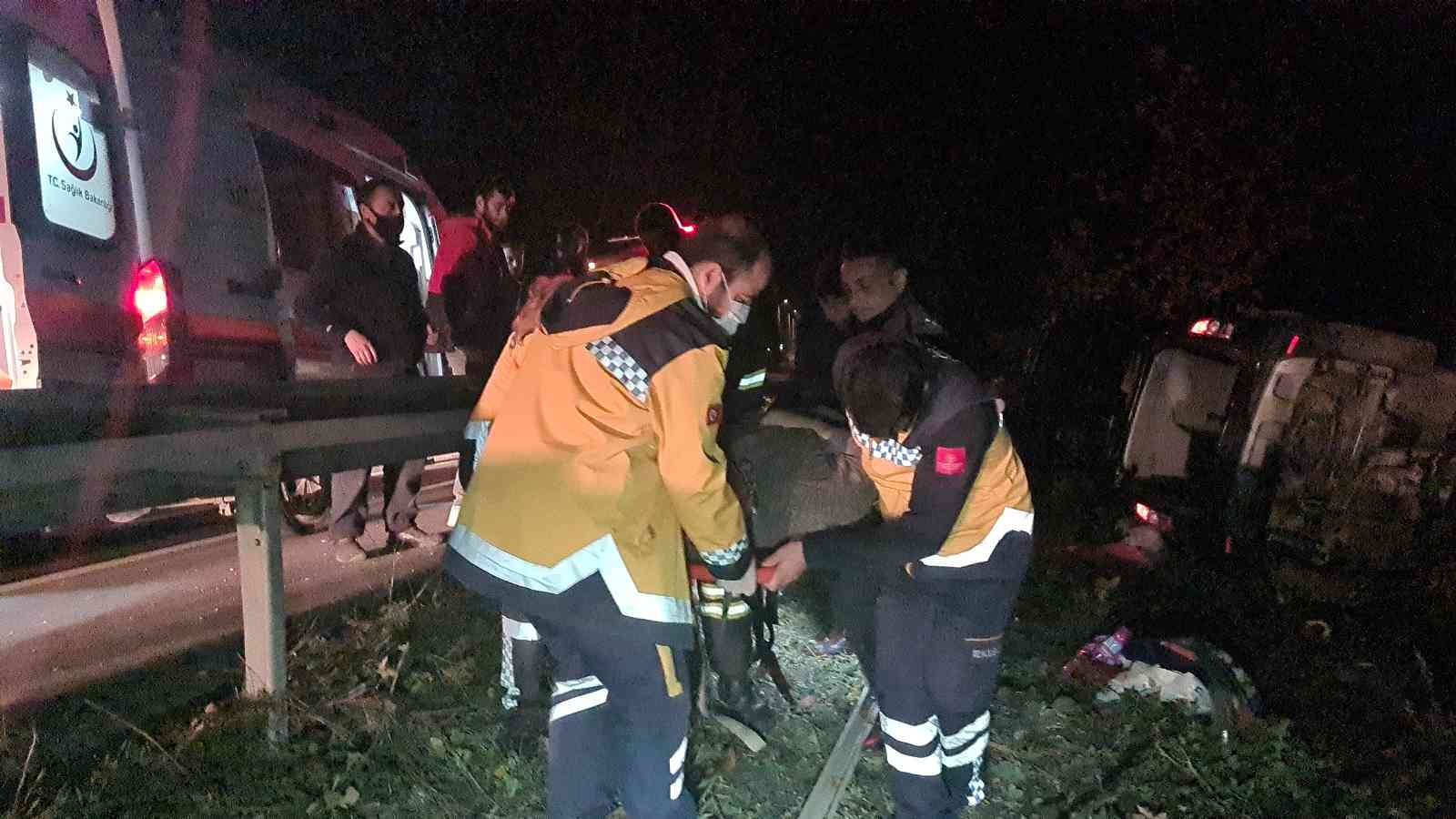 Kanala devrilen otomobilde sıkışan kadını itfaiye kurtardı #zonguldak