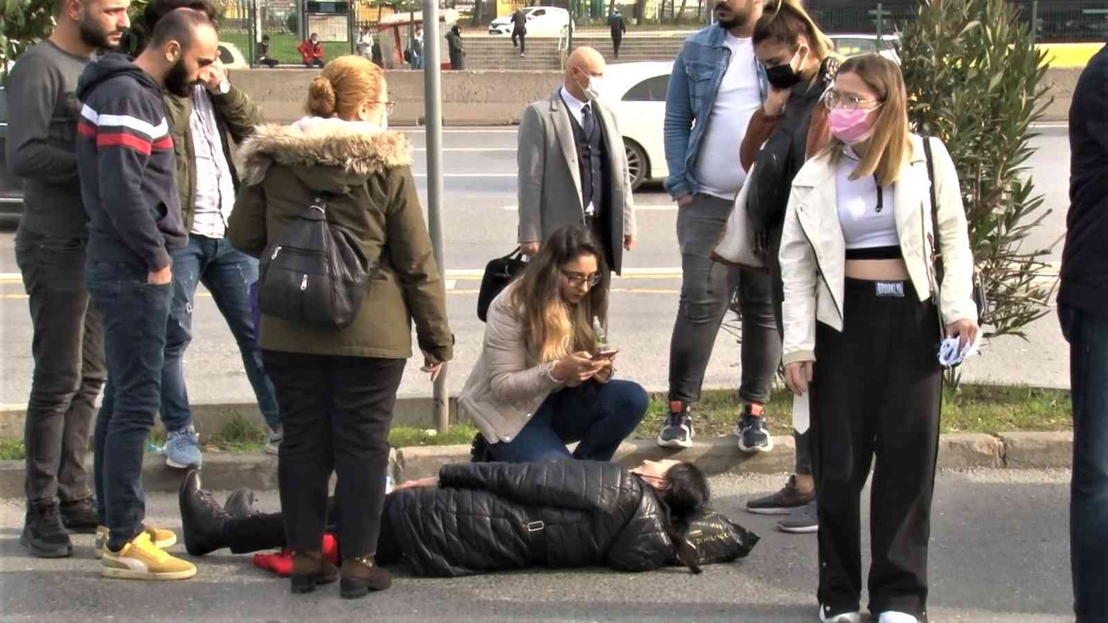 Kadıköy’de üniversiteli genç kız kaza yaptı, annesi yolda önlem alınmamasına tepki gösterdi #istanbul
