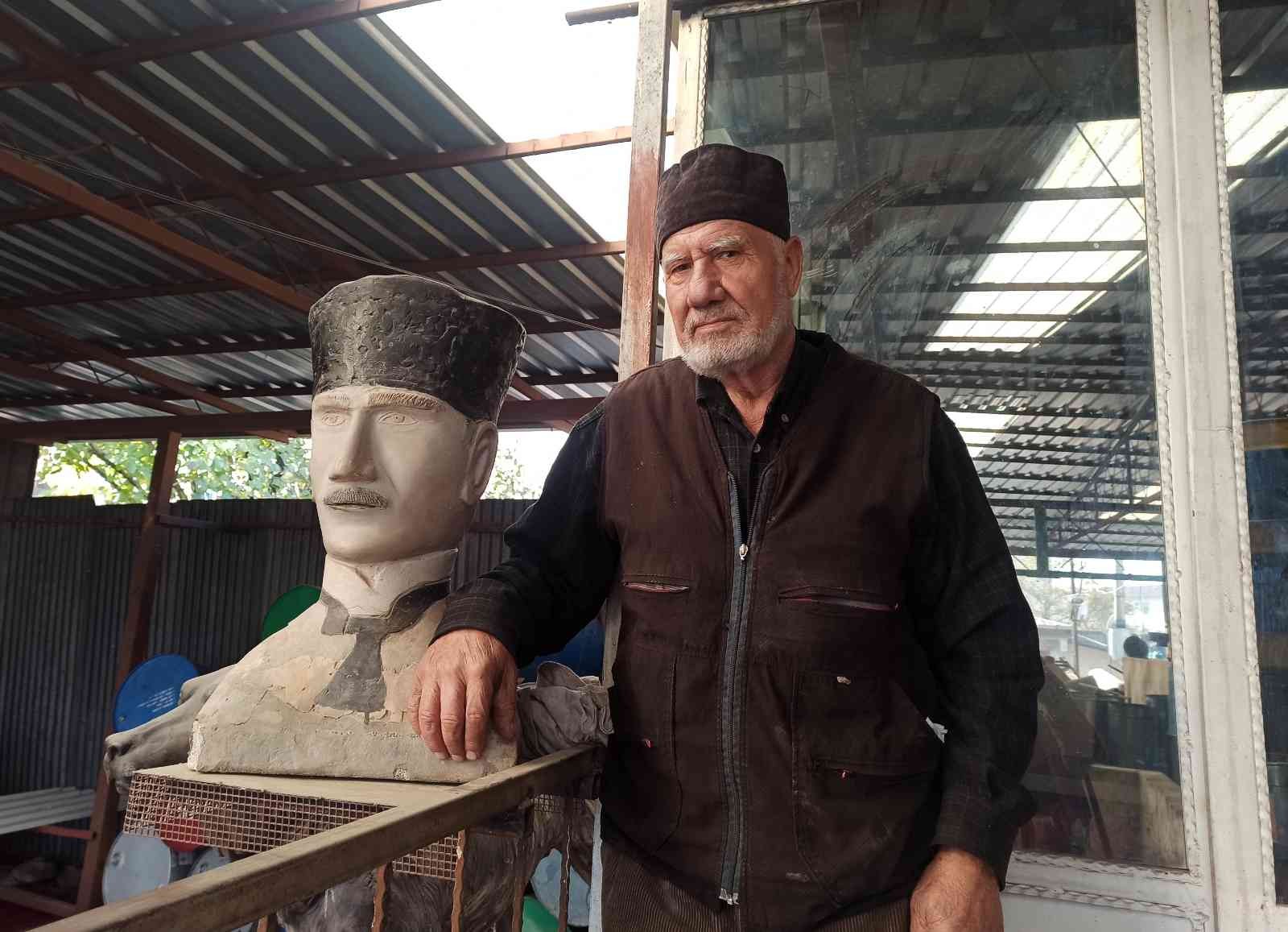 Atatürk sevgisini heykel ve portrelere taşıyor #kahramanmaras Atatürk sevgisini heykel ve portrelere taşıyor #kahramanmaras