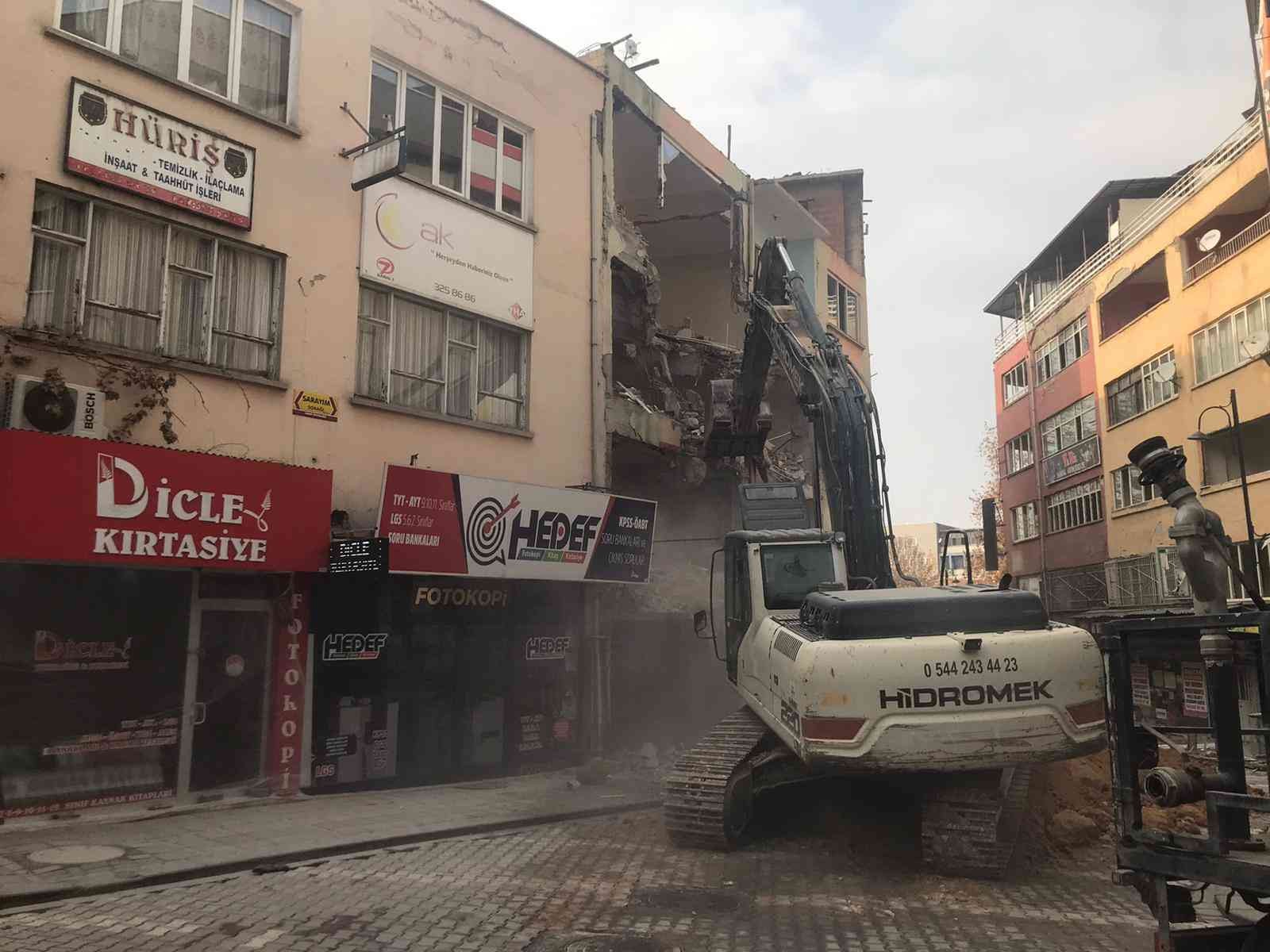 Malatya’da depremden zarar gören bir bina daha yıkıldı #malatya