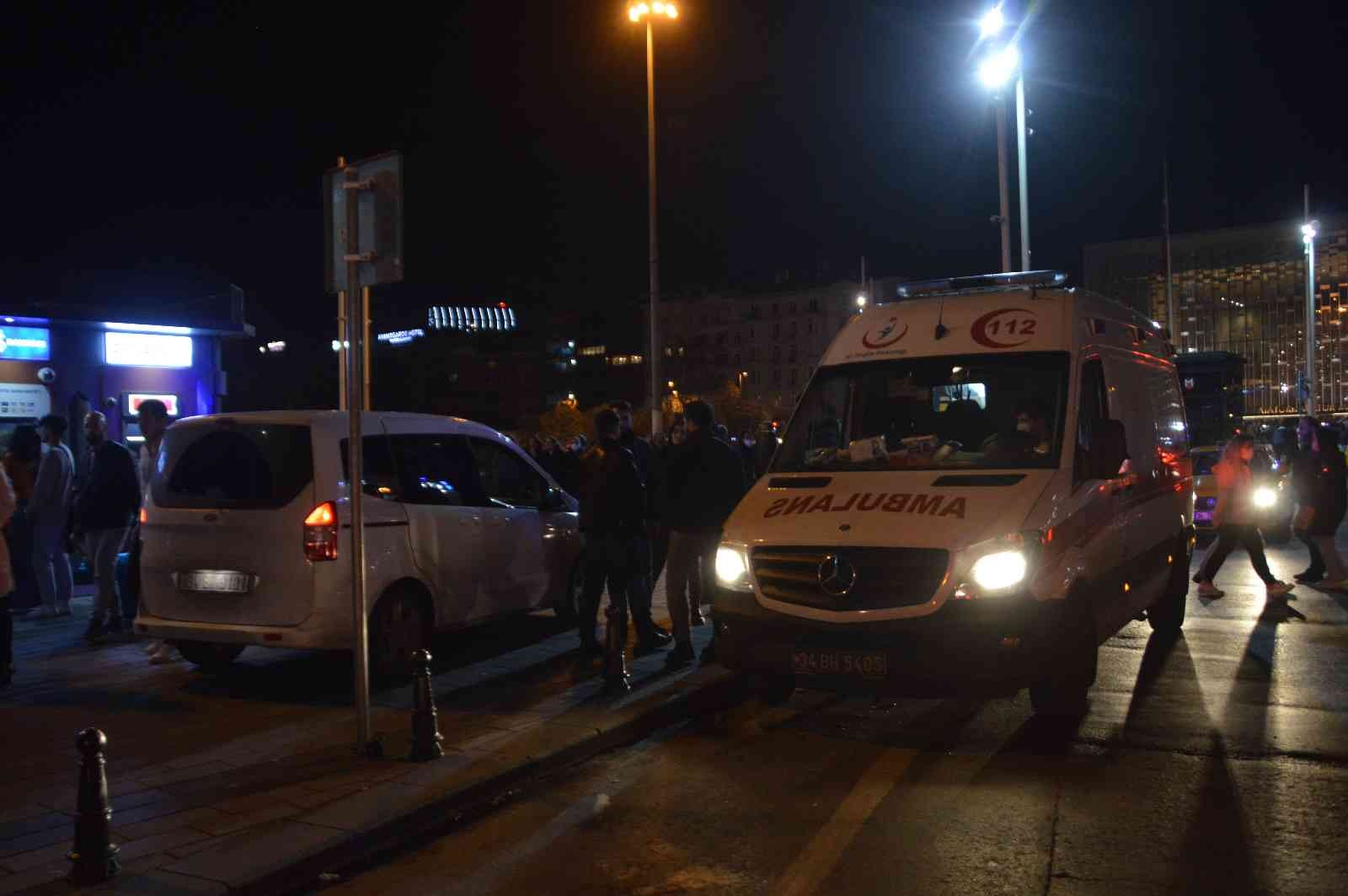 Taksim’de bıçakla bacağından yaralanan şahıs hastaneye kaldırıldı #istanbul