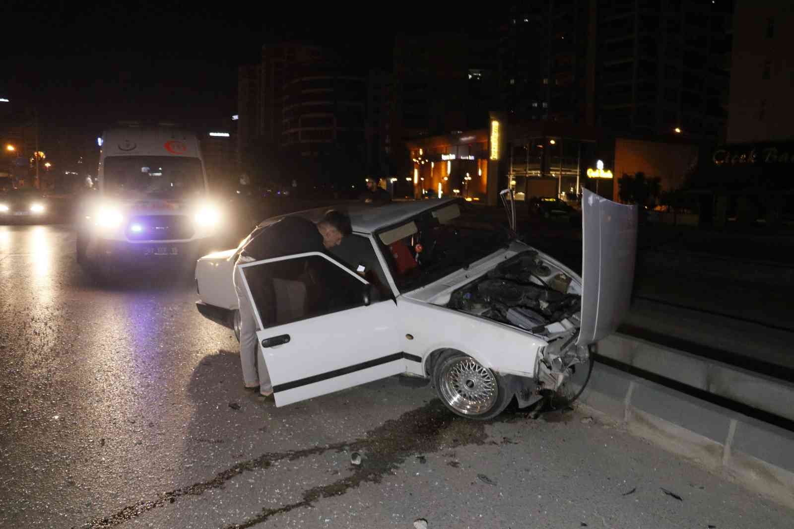 Adana’da kontrolden çıkan otomobil refüje çıktı: 1 yaralı #adana