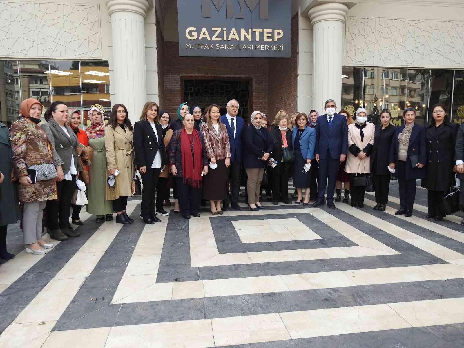 AK Parti Kadın Kolları yönetimi Gaziantep’te kadınlarla bir araya geldi #gaziantep